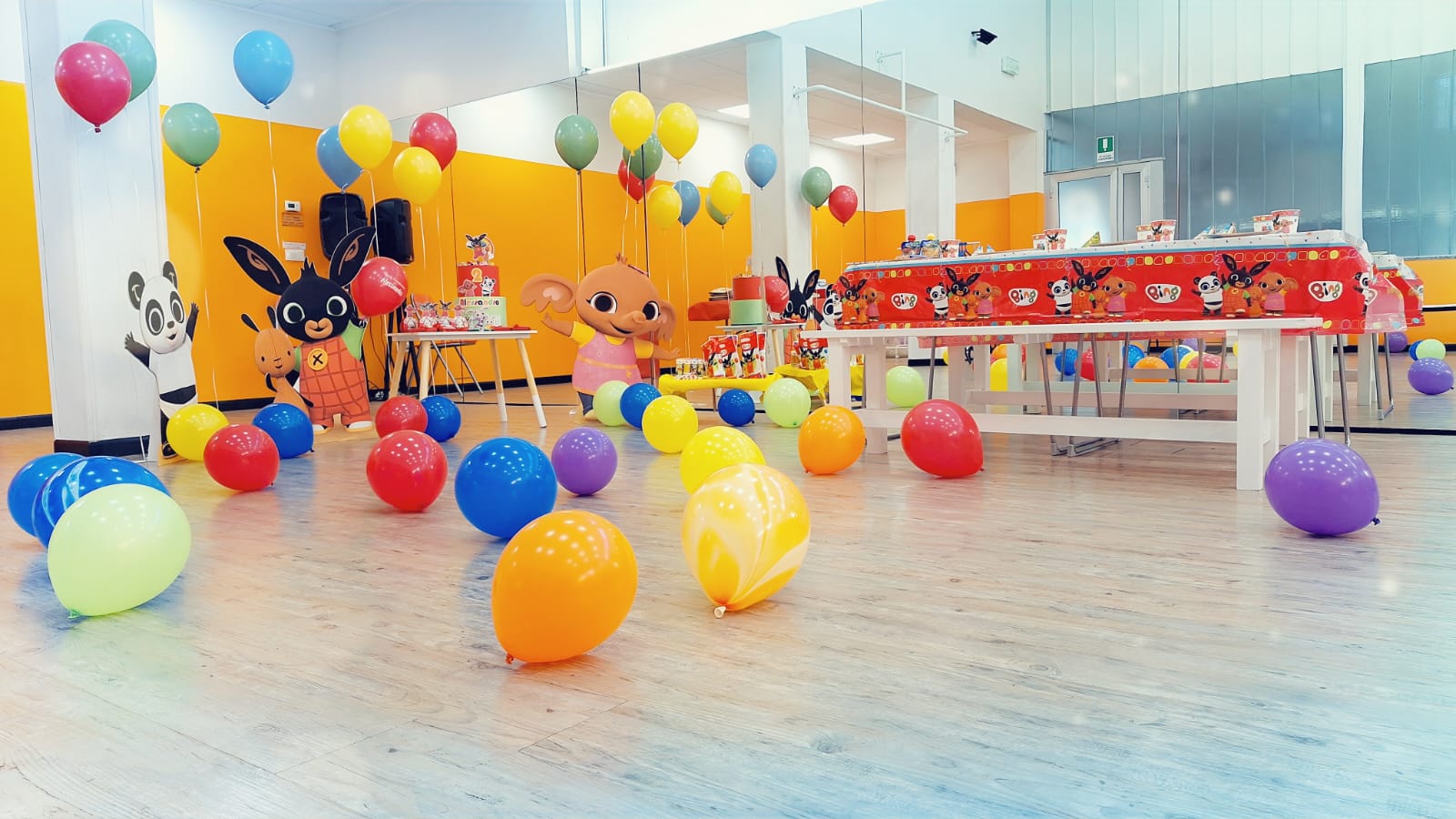 Sala Magic Party decorata con palloncini e tavolo per il buffet