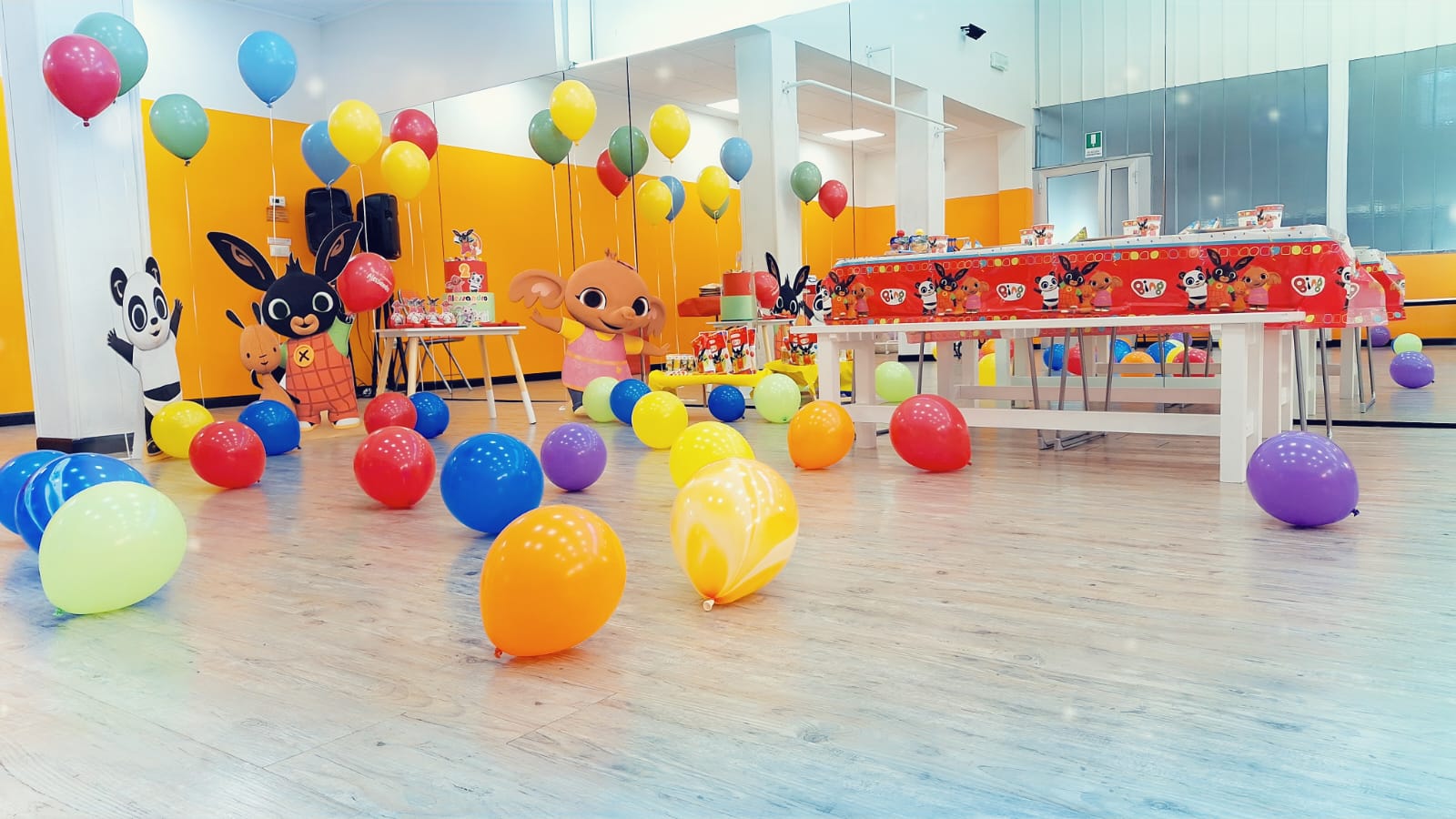 Allestimento Magic Party con tavolo della festa e palloncini