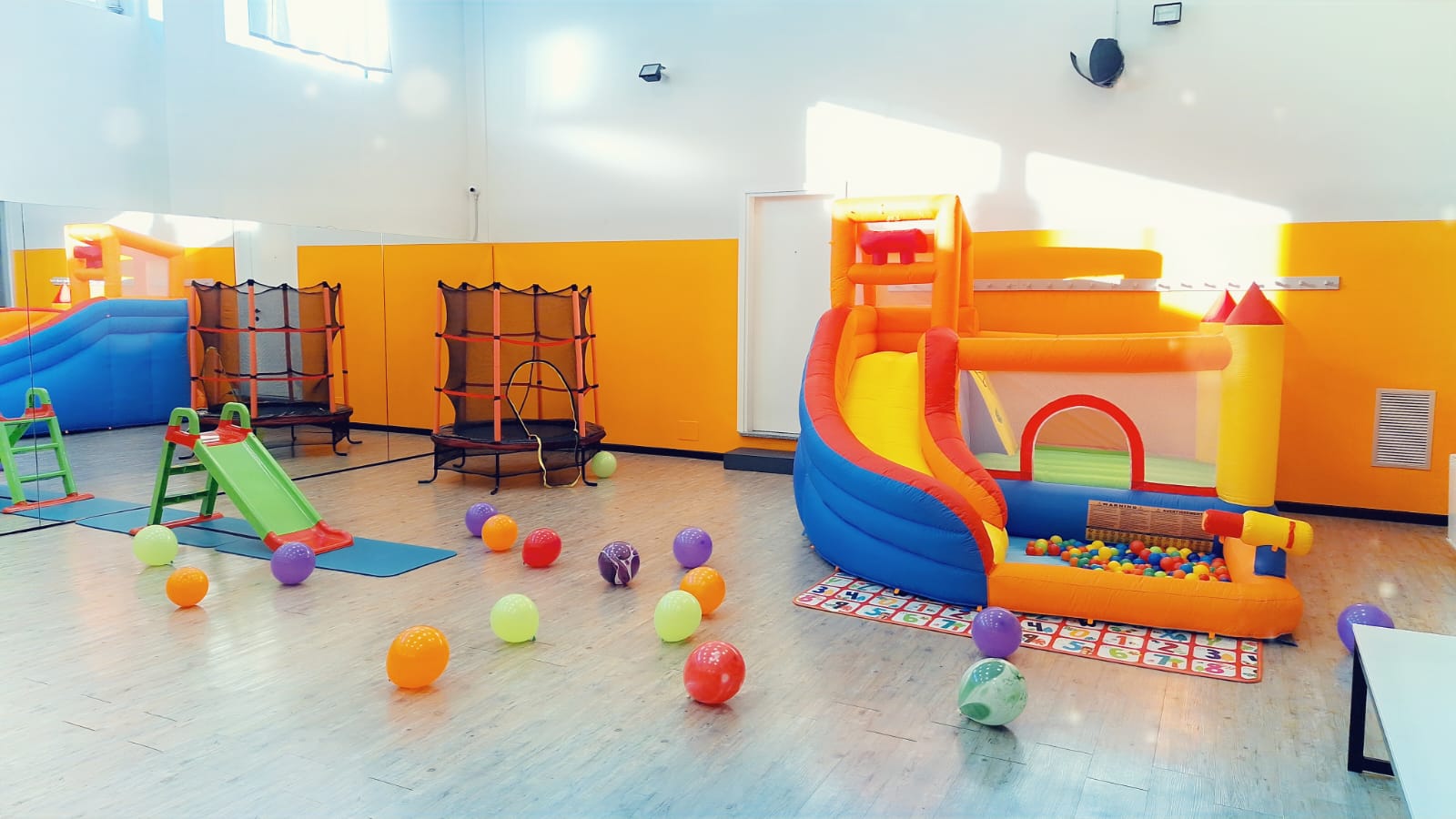 Area giochi Magic Party con gonfiabile e scivoli