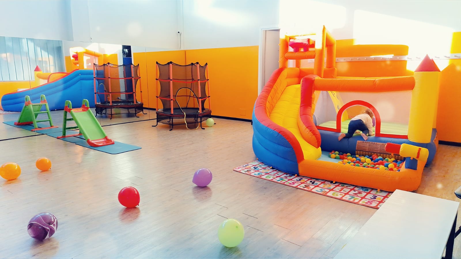 Sala Magic Party allestita con gonfiabili e buffet