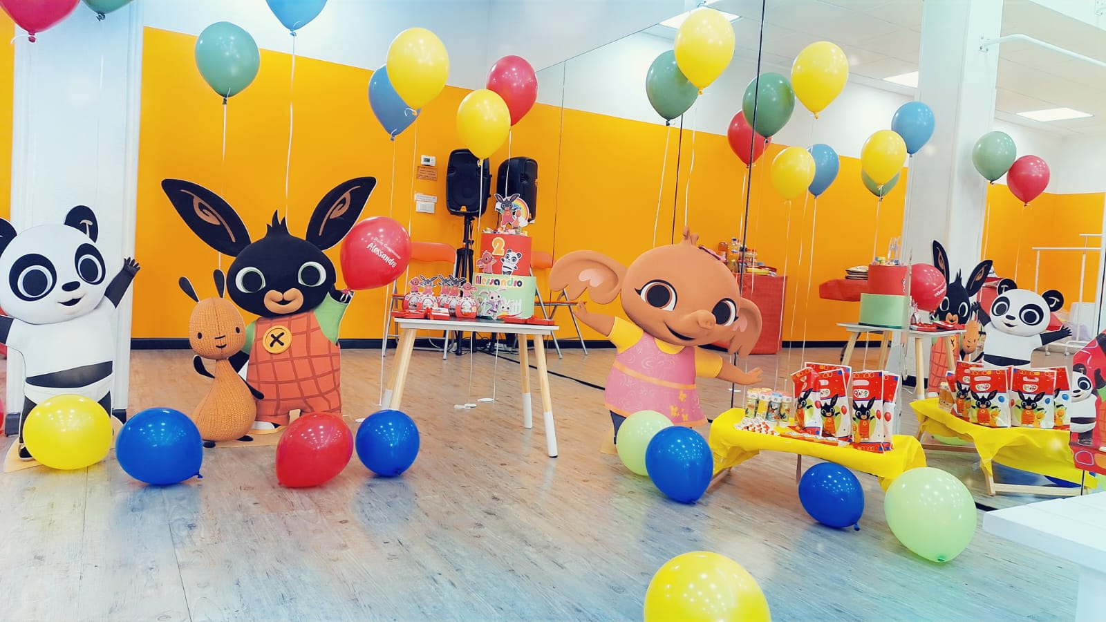 Allestimento a tema con personaggi e palloncini nella sala Magic Party