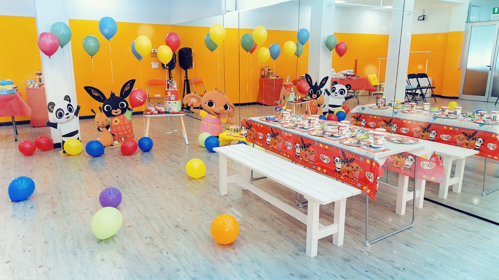 Tavoli allestiti per un compleanno nella sala Magic Party