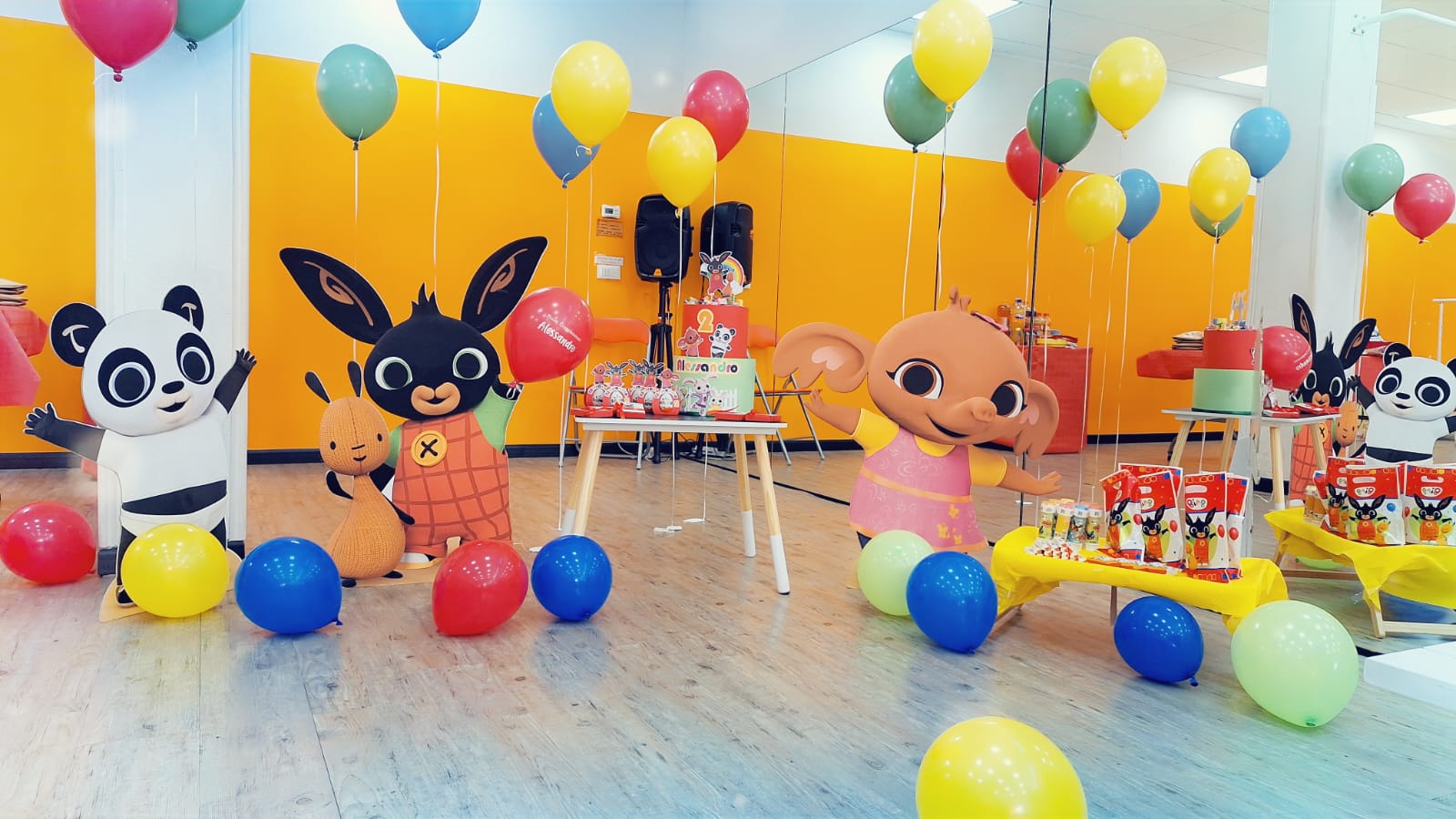 Decorazioni e tavolo della torta nella sala Magic Party